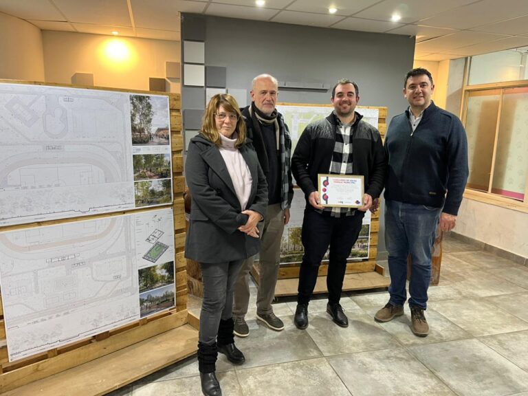 Exposición de trabajos CONCURSO DE IDEAS PARQUE MUNICIPAL CAÑADA DE GÓMEZ – Entrega de premio por parte de la Municipalidad
